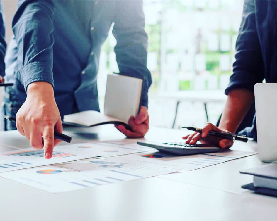 Facilitator guiding a workshop on financial dashboards